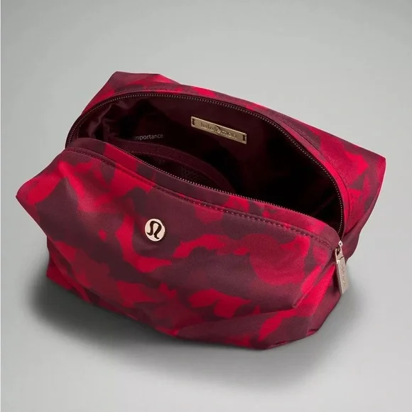 NWT Feeling Ready Pouch, Rabbit All Over Print Red Multi - Picture 2 of 4